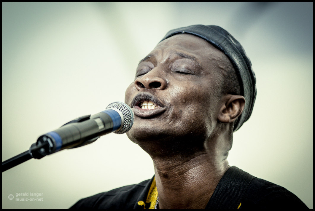 Adjiri Odametey beim 27. Africa Festival in Würzburg am 7. Juni 2015