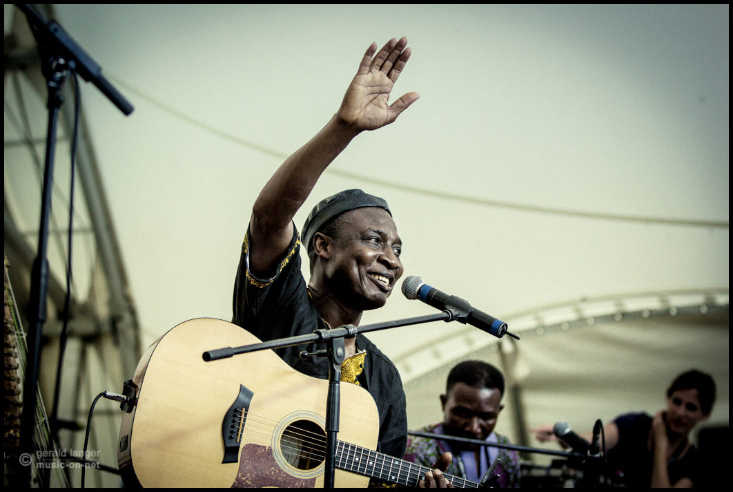 Adjiri Odametey beim 27. Africa Festival in Würzburg am 7. Juni 2015