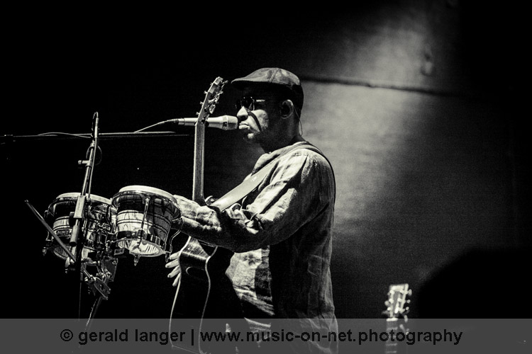 Raul Midón am 31. Juli 2015 beim Würzburger Hafensommer © Gerald Langer