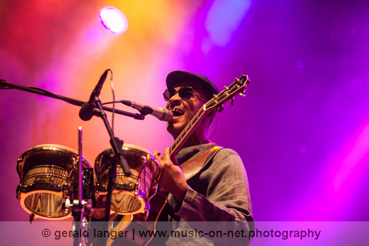Raul Midón am 31. Juli 2015 beim Würzburger Hafensommer © Gerald Langer