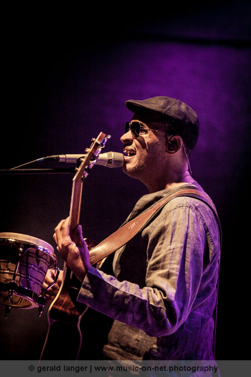 Raul Midón am 31. Juli 2015 beim Würzburger Hafensommer © Gerald Langer