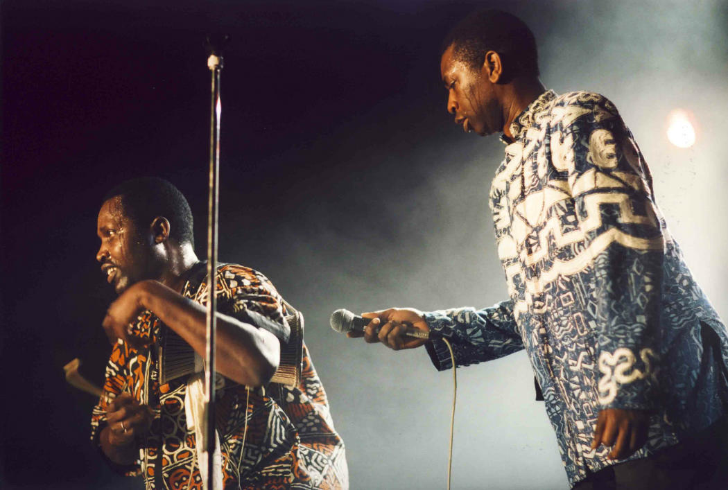 Assane-Thiam-mit-Youssou-N-Dour_Africa-Festival-1994-1998-c-Bugs-Steffen
